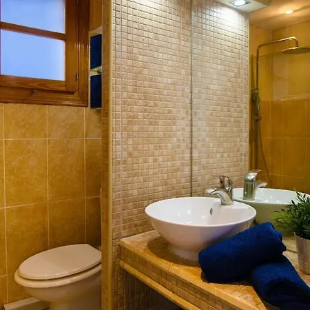 6 Bedroom Luxury Villa, Jacuzzi & Heated Pool 18 Guests Мучамель