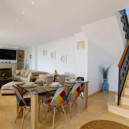 6 Bedroom Luxury Villa, Jacuzzi & Heated Pool 18 Guests Вилла *