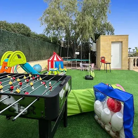 6 Bedroom Luxury Villa, Jacuzzi & Heated Pool 18 Guests *