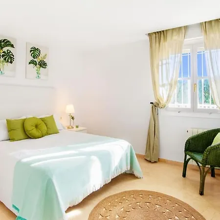 6 Bedroom Luxury Villa, Jacuzzi & Heated Pool 18 Guests Мучамель