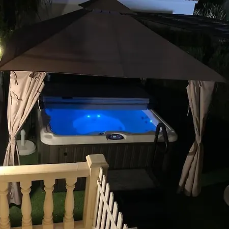 6 Bedroom Luxury Villa, Jacuzzi & Heated Pool 18 Guests *