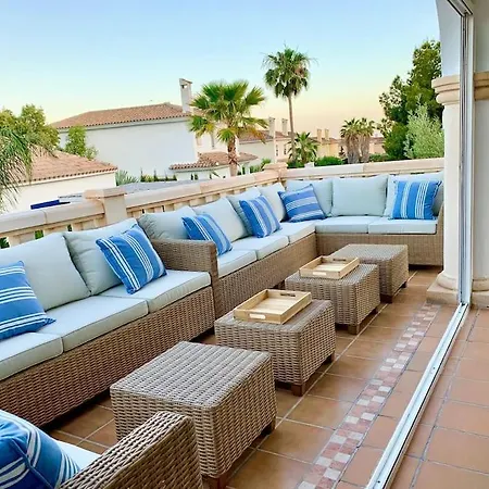 6 Bedroom Luxury Villa, Jacuzzi & Heated Pool 18 Guests *