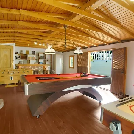 Вилла 6 Bedroom Luxury Villa, Jacuzzi & Heated Pool 18 Guests