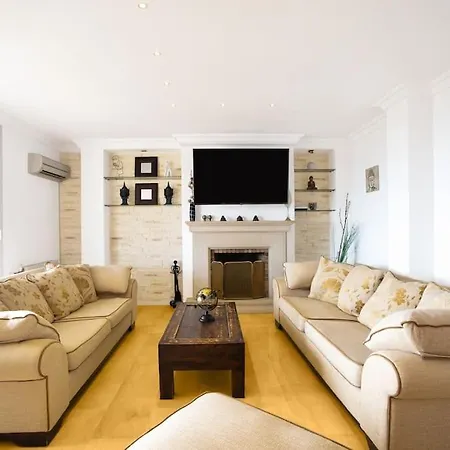 6 Bedroom Luxury Villa, Jacuzzi & Heated Pool 18 Guests Вилла Мучамель