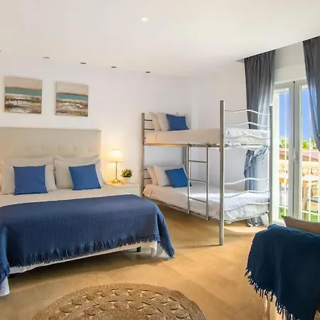 6 Bedroom Luxury Villa, Jacuzzi & Heated Pool 18 Guests