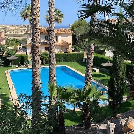 6 Bedroom Luxury Villa, Jacuzzi & Heated Pool 18 Guests Вилла *