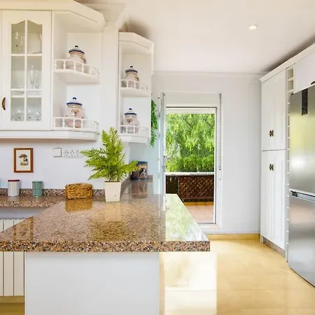 Вилла 6 Bedroom Luxury Villa, Jacuzzi & Heated Pool 18 Guests *