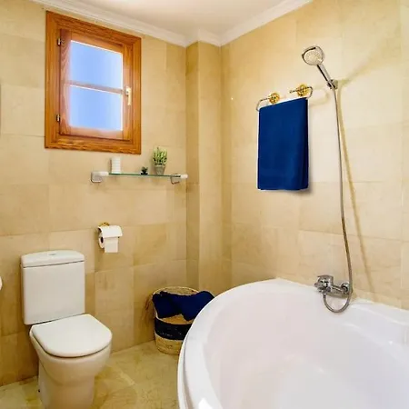 6 Bedroom Luxury Villa, Jacuzzi & Heated Pool 18 Guests Вилла Мучамель