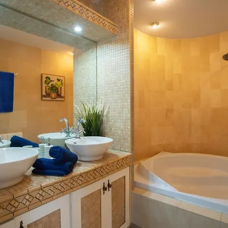 6 Bedroom Luxury Villa, Jacuzzi & Heated Pool 18 Guests