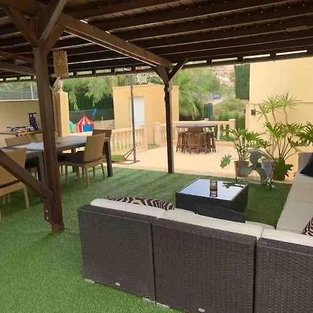ヴィラ 6 Bedroom Luxury Villa, Jacuzzi & Heated Pool 18 Guests ムチャメル